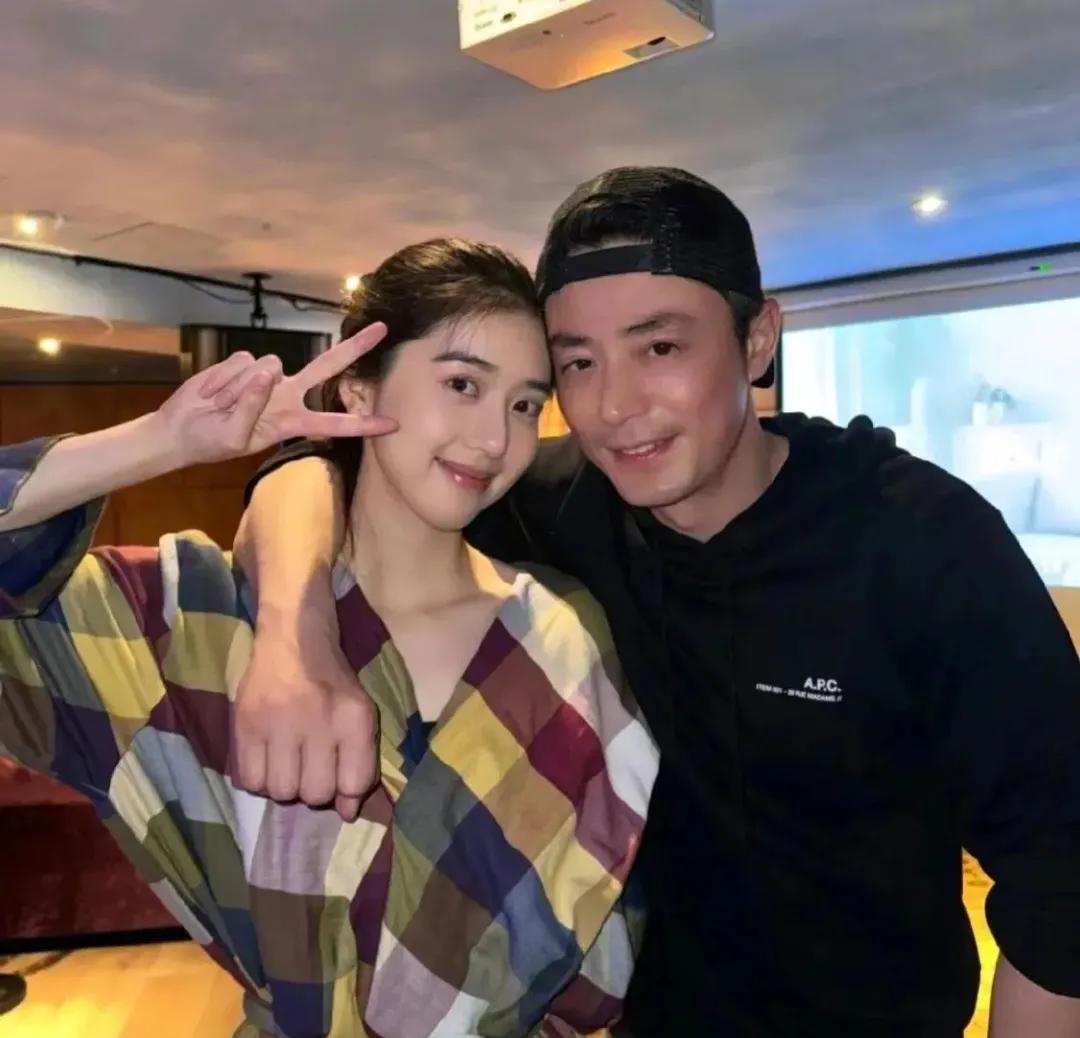 与霍建华合影的这个美女是谁呀
从照片看两人非常亲密的样子
看到这样，有人开始不乐