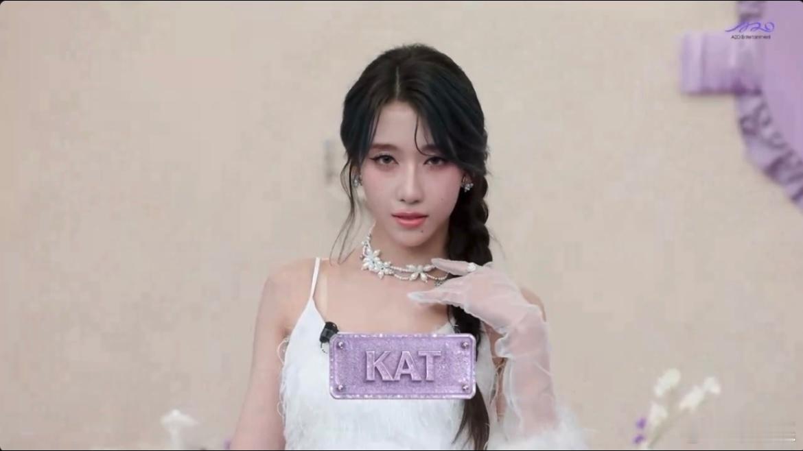 A2OMAY直播完全是少女派对李秀满把A2OMAY宠成公主 一周年快乐这四个字，