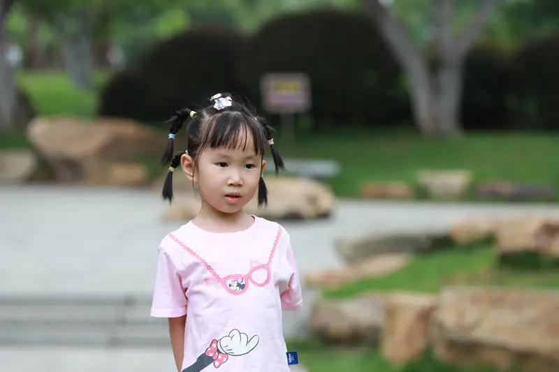 广东有个5岁女孩表演洪鹤形拳惊艳众人。她从3岁就开始练习，训练再苦，哪怕哭了也没