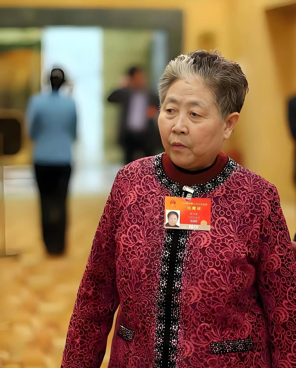 2018年，记者问老干妈的创始人陶华碧:“老干妈为什么一直用这家玻璃厂的玻璃瓶，