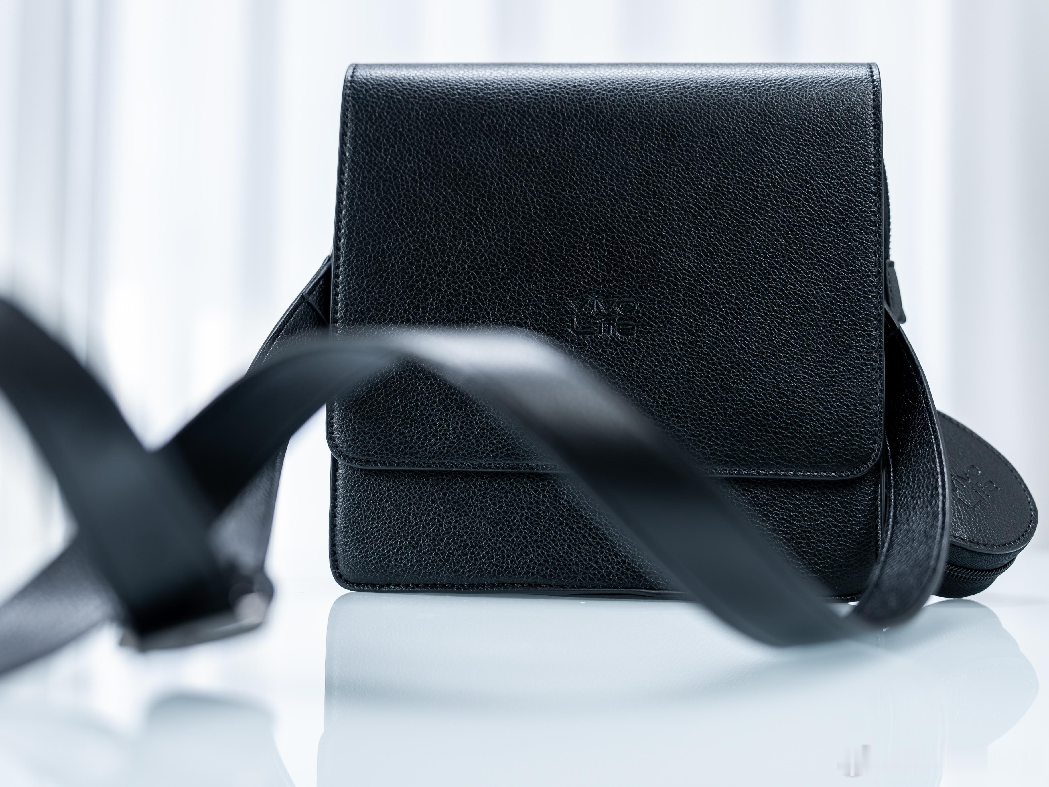 整挺好，蓝厂给我寄了个vivo Life时尚摄影包，皮革质感，侧边小挂包里面放耳