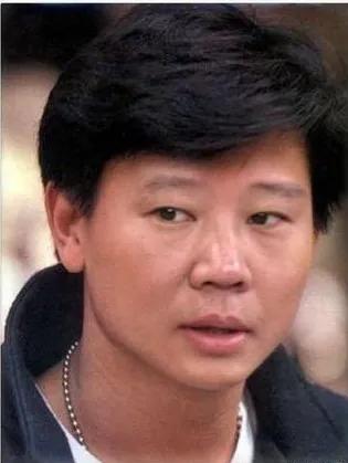 1991年，18岁的郭德纲在参加“全国青年相声演员邀请赛”时，同评委姜昆的合影。