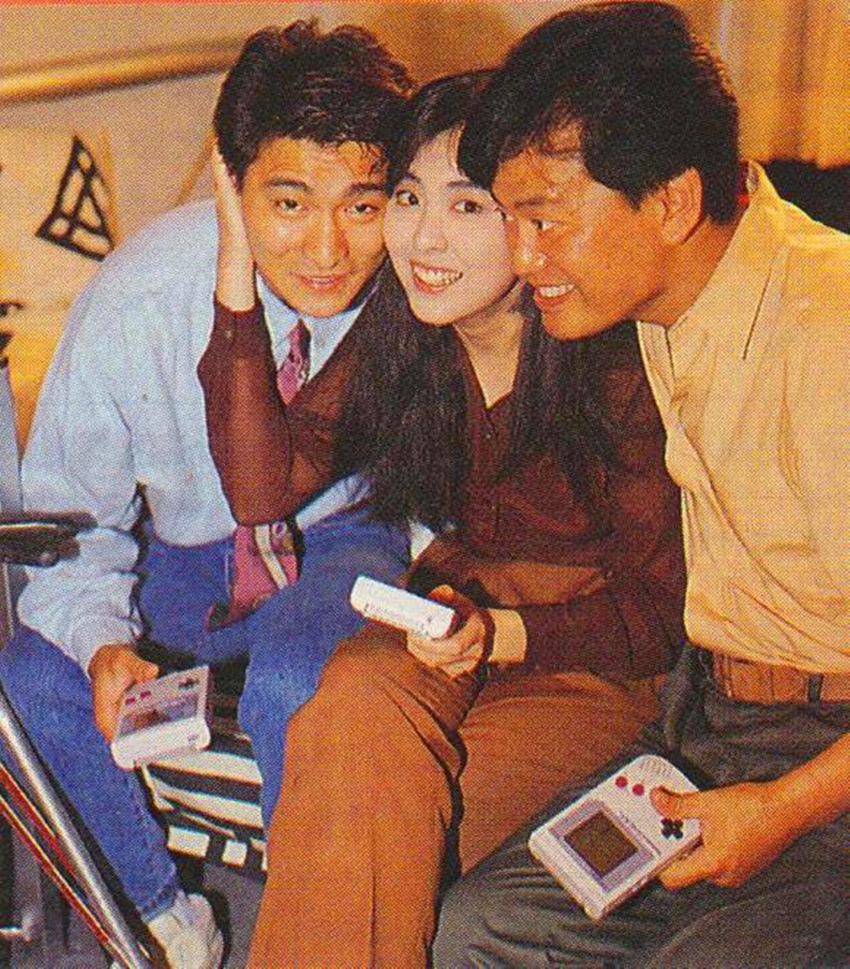 1990年，电影《摩登如来神掌》的片场，刘德华、陈百祥一起玩游戏机，中间还有位捣