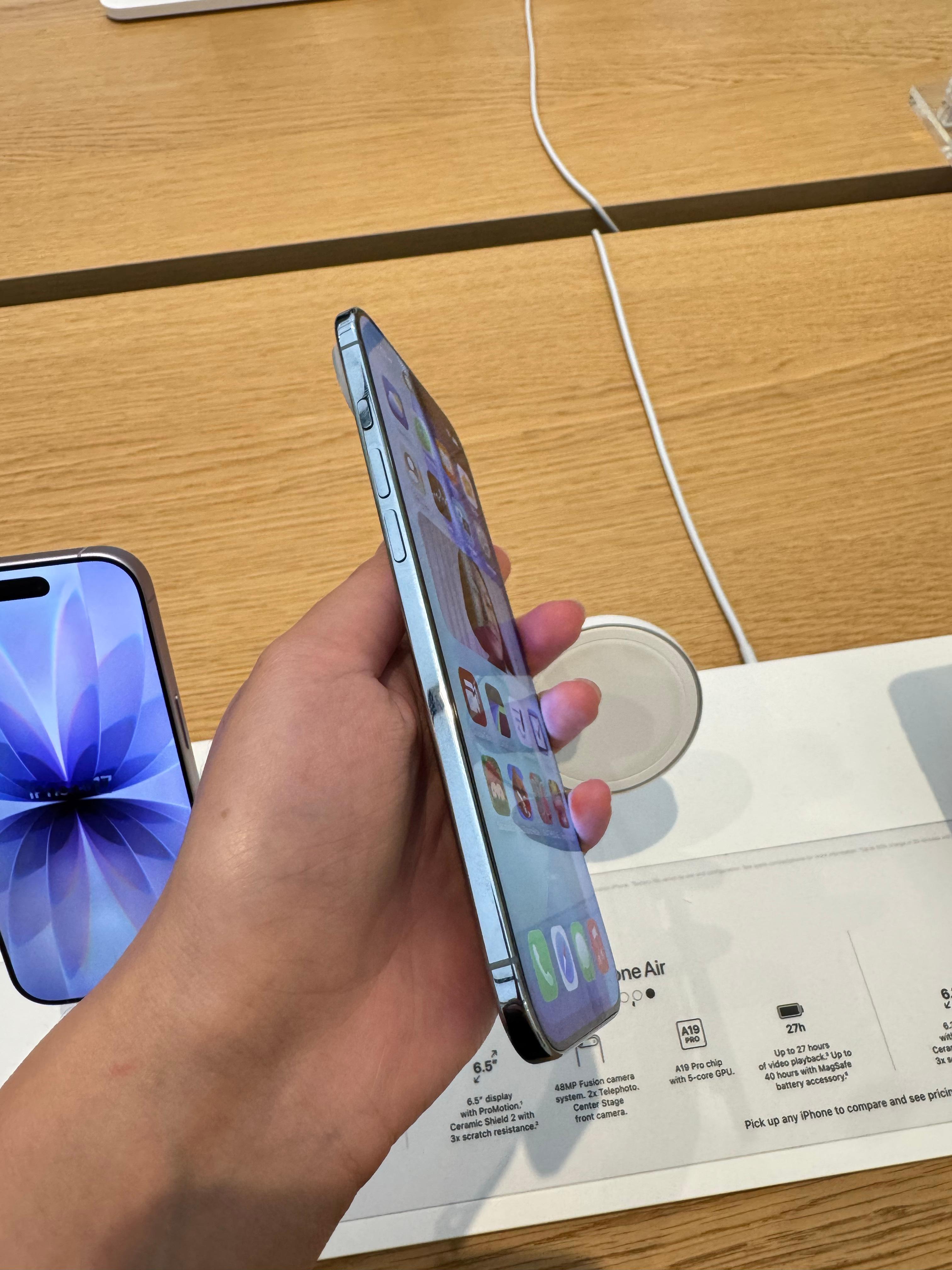 iPhone17air前几天看到小薄脆了，这人像自拍怎么样[doge]这种薄脆就