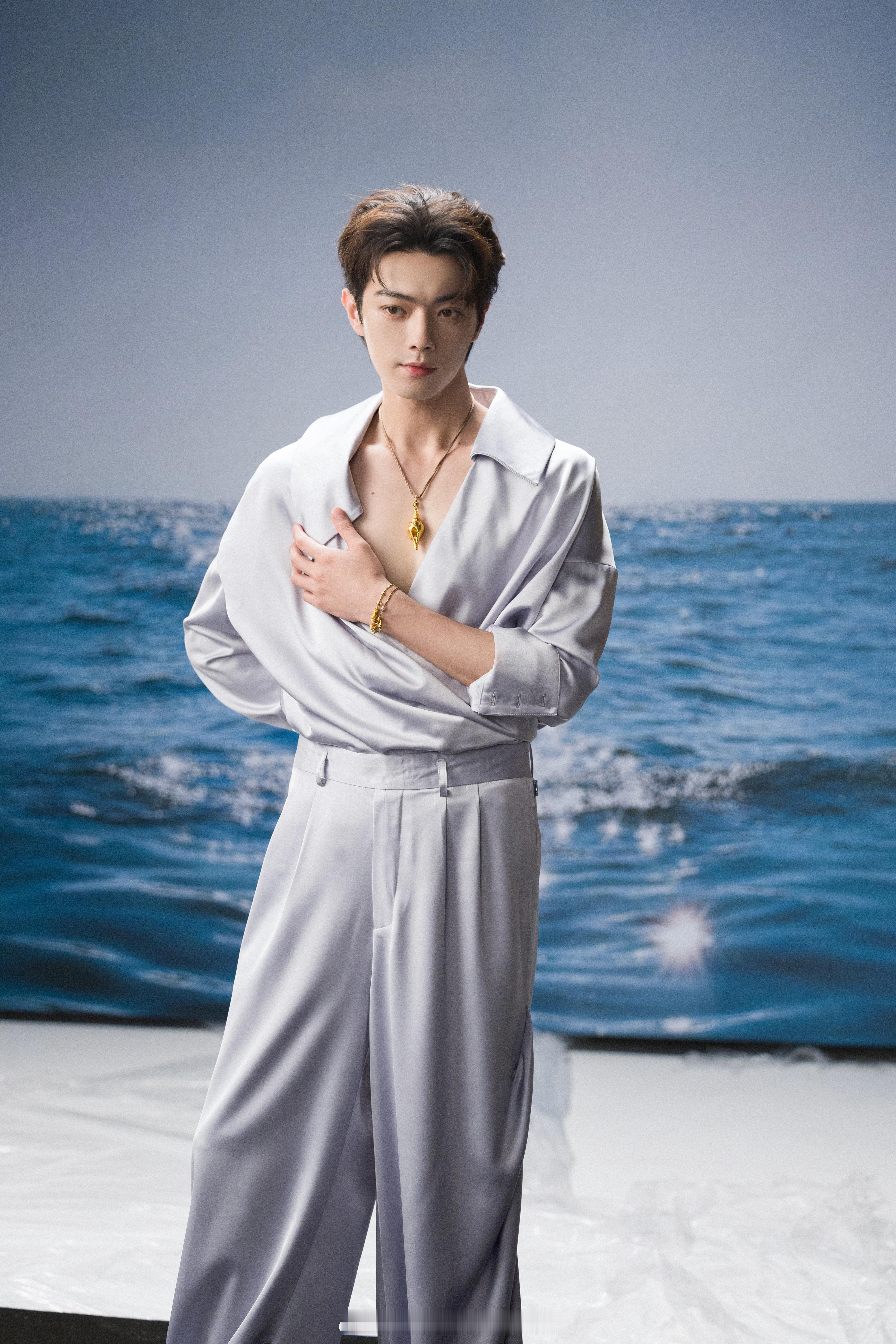 许凯最新物料大片，太贵了so ​​​