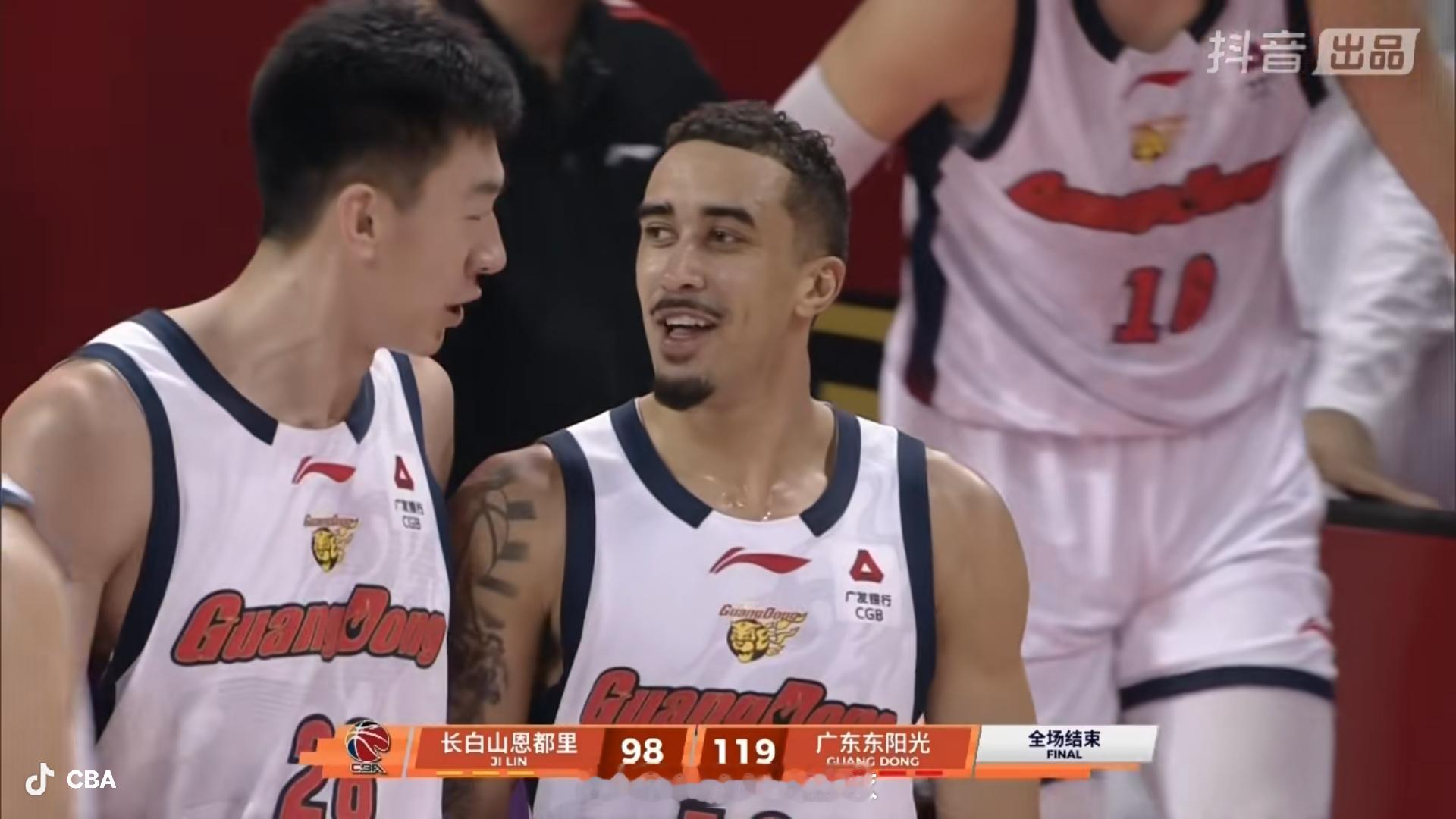 比赛结束，广东119-98战胜吉林，拿下客场两连胜。奎因出场35分钟，26投18