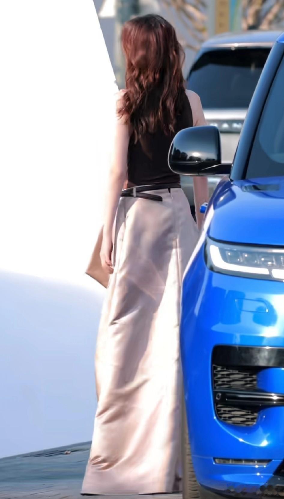 童瑶~背看一美女，正看一妇女。 