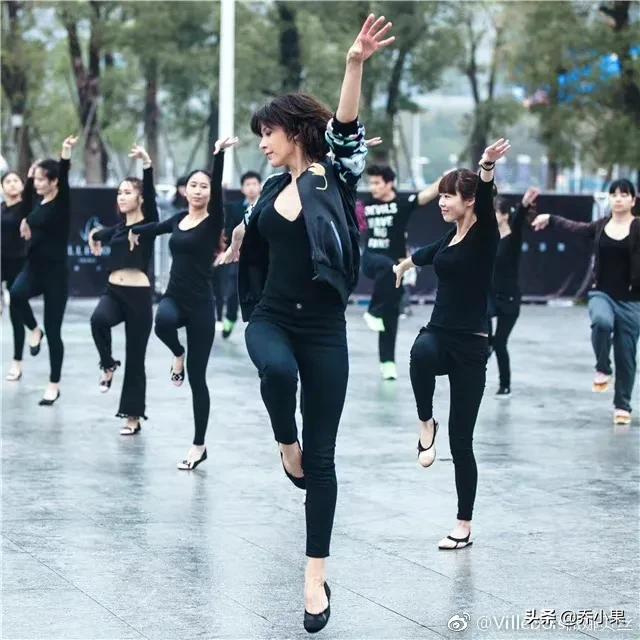 法国巨星苏菲玛索化身“广场舞大妈”！一袭深V紧身打底衫，搭配印花外套，跑到中国跳