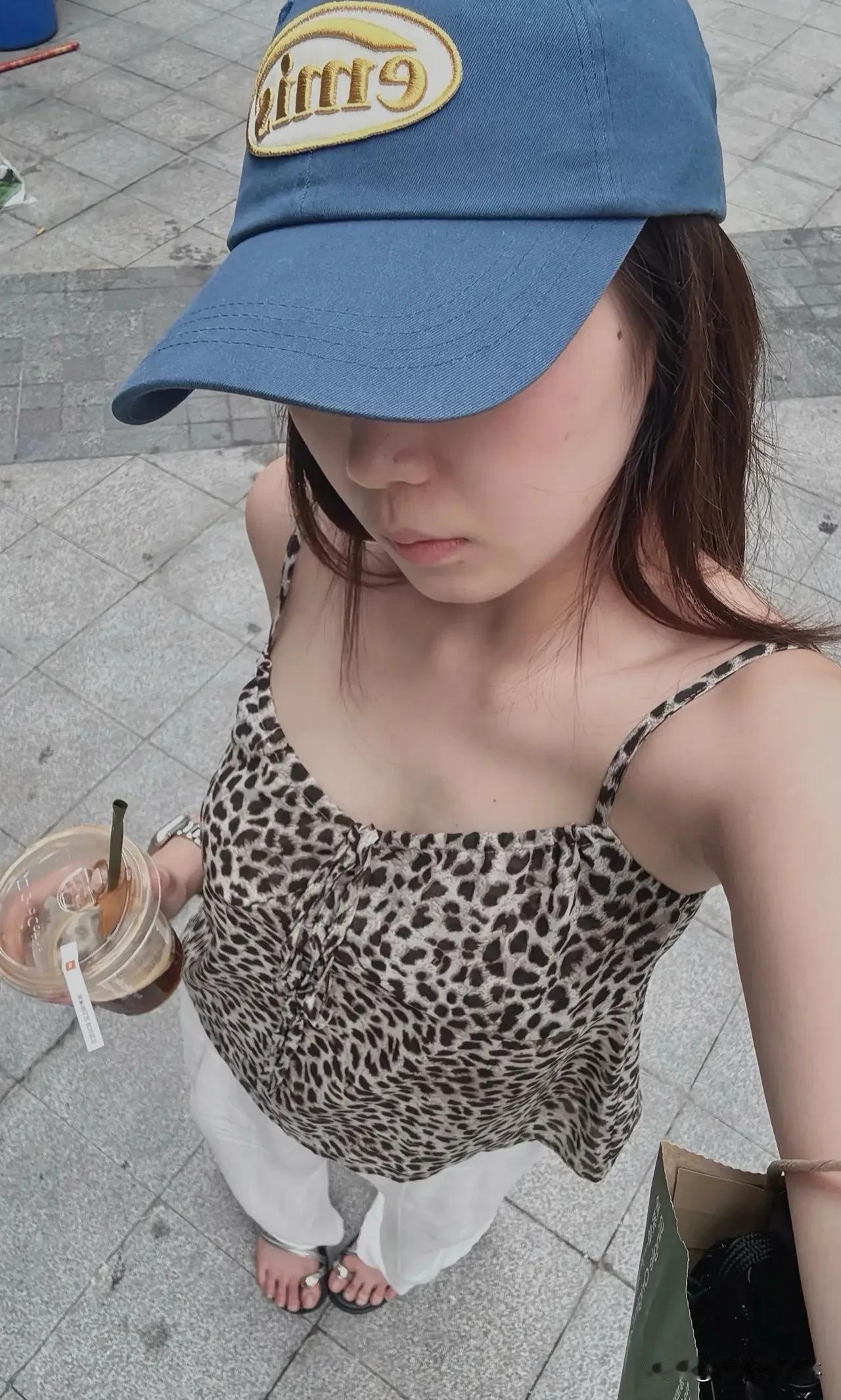 阳光正好，
镜头定格今日份甜美。  
谁懂啊，
街拍自带滤镜的快乐～