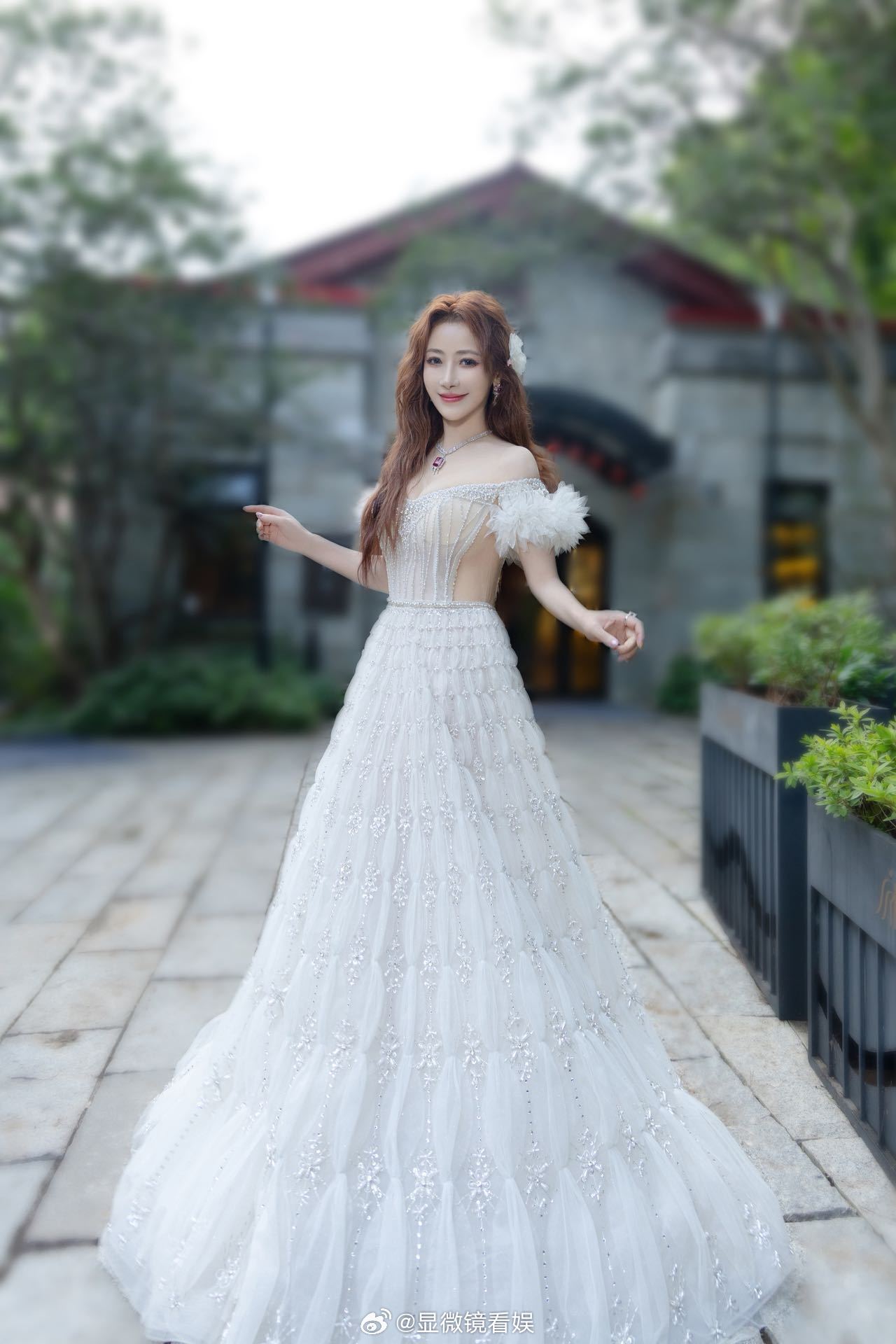 陈紫函戴向宇红毯像婚礼 大型撒糖现场黑白配亮相庐山国际爱情电影周红毯，简直不要太