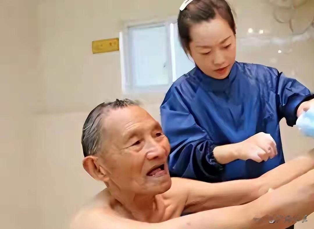 西安女子自创一门新型职业，专业上门为退休、高龄、丧偶空巢老人洗澡。凡是年满七十五