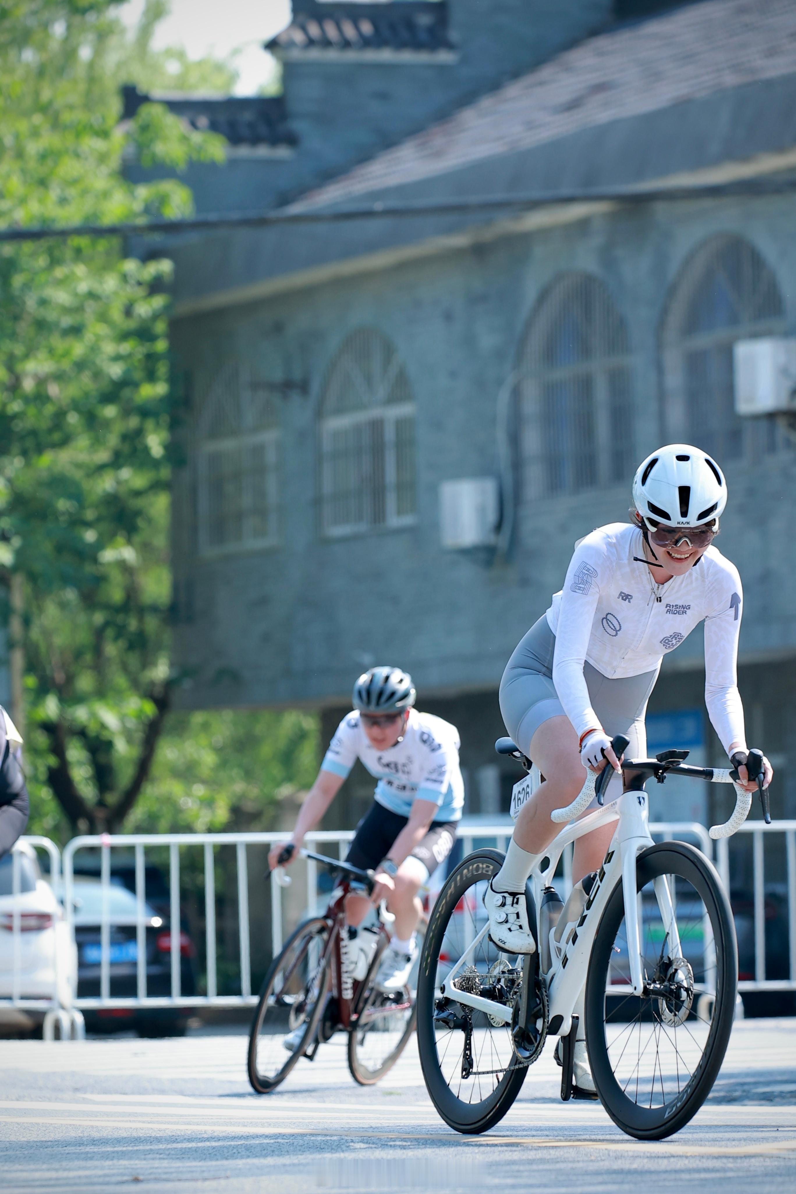 在环径山赛🚴🏻‍♀️ 飞驰52km 一小时49完赛感受了中午发车的骑行赛 ?