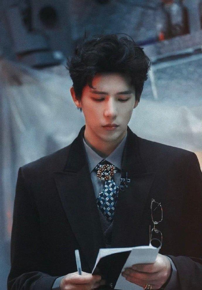 大侦探都结案了，没想到还有反转！能证明王安宇身份的玉佩突然出现在白骨上，全员看向