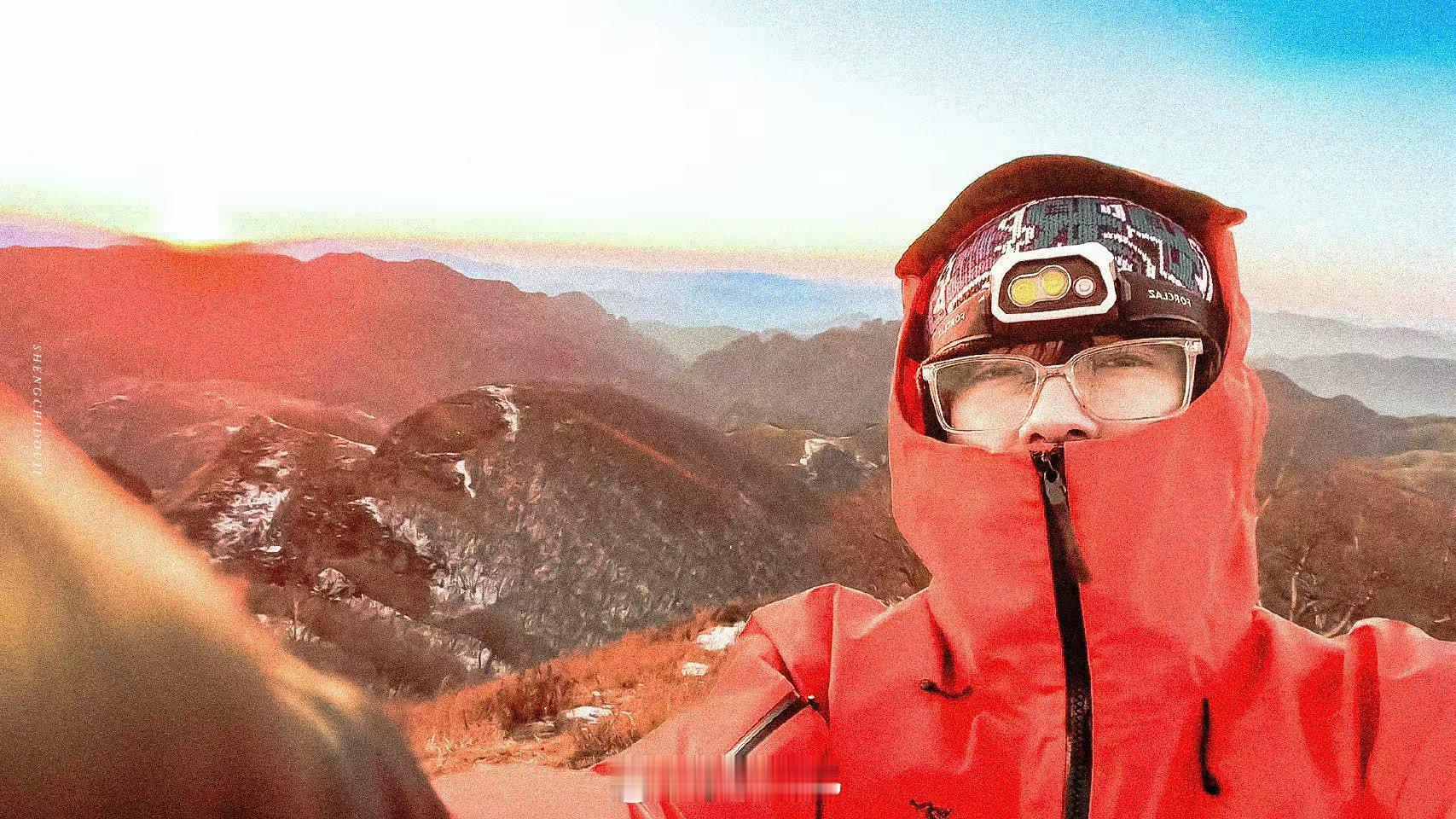 张极2026年看到的第一个日出 分享爬山Volg，帅出新高度，给粉丝看日出也太浪