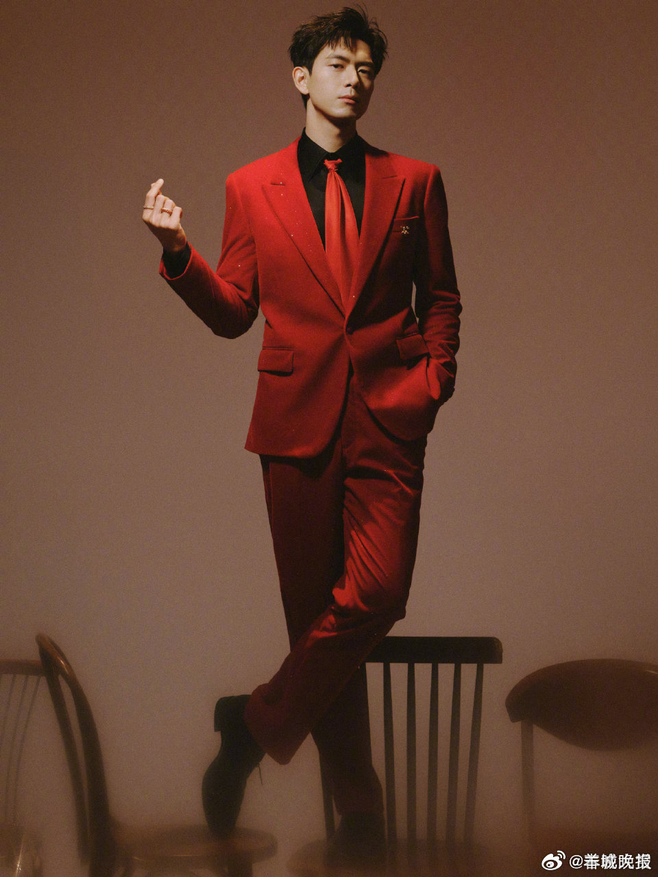 【#李现央视马年春晚造型#】 #李现又去春晚发光发热了# 这身红色夹克造型真的绝