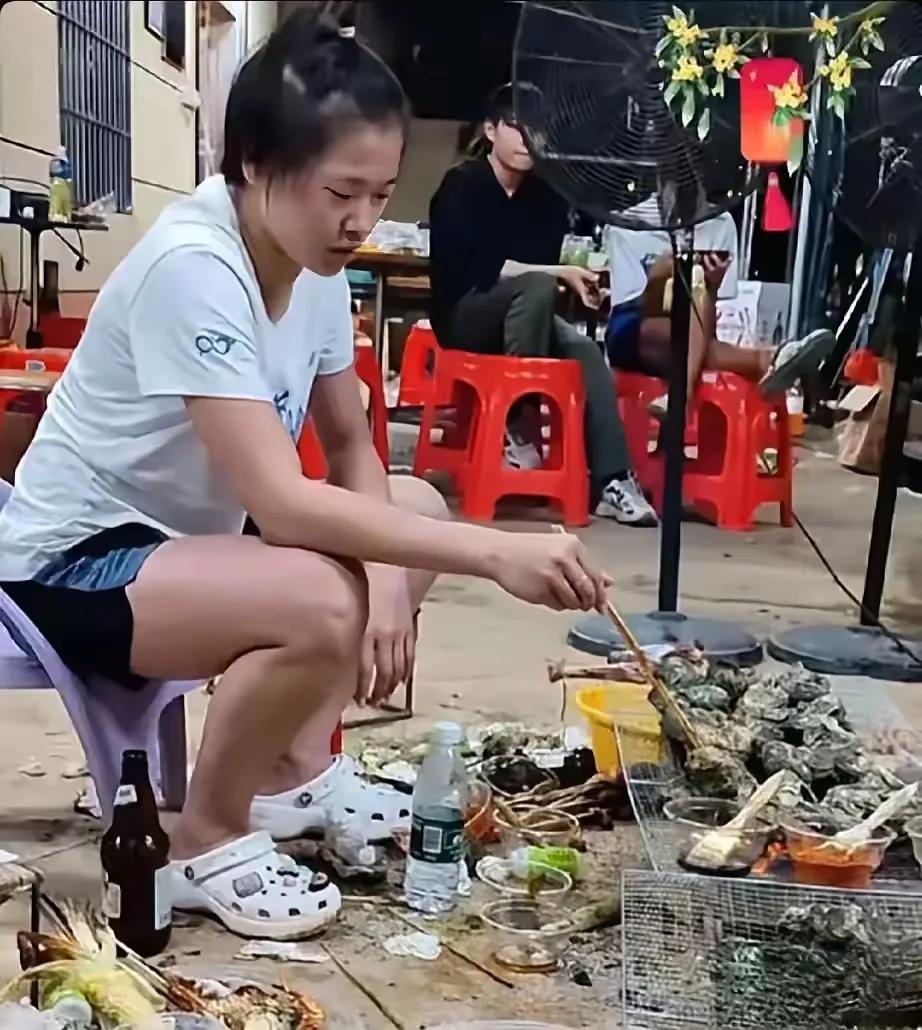 全红婵这段时间真的是放飞自我啊，

脸上的肉眼可见的圆润了。

陈若琳怎么也不管