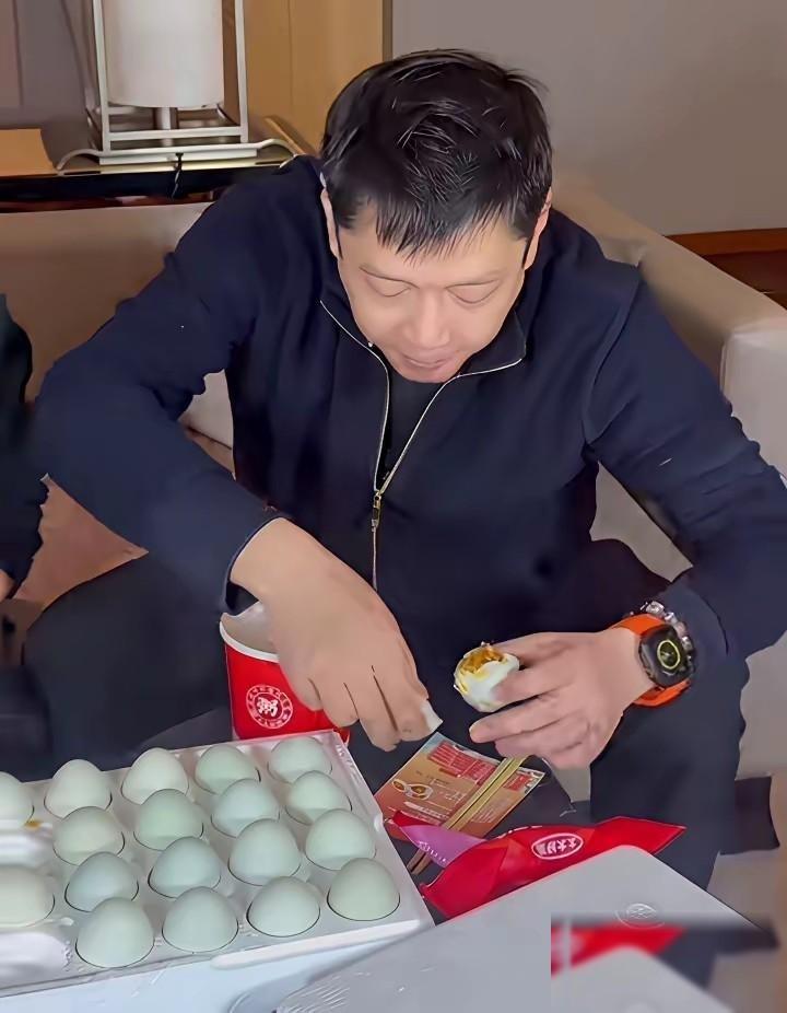 好可怕，邱贻可在吃咸鸭蛋，他也是啥都不怕，满脑子只想赚钱养家，这话听着像一句玩笑