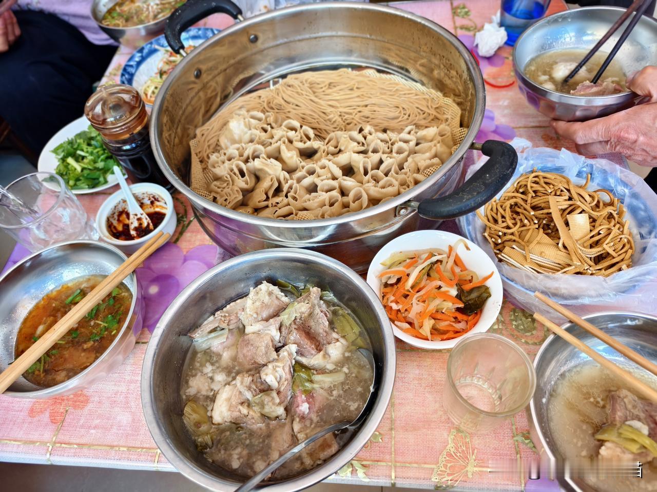 春日生活打卡季 山西偏关猫姐娘家的午餐永远是那种简单美味的，炖羊肉莜面，酸菜，陪