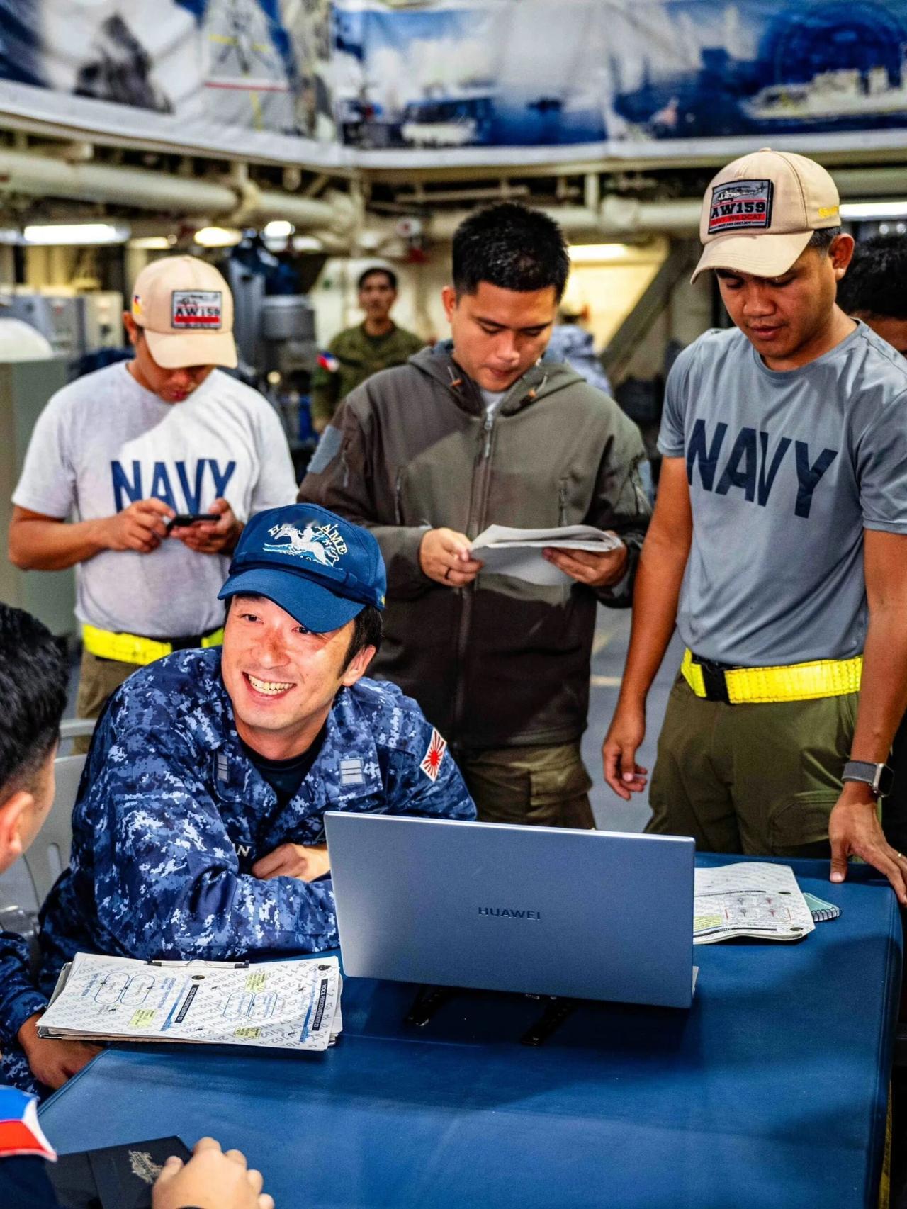 华为，真香！菲海军在演习中使用华为笔记本。日前，菲律宾武装部队(AFP)与日本海