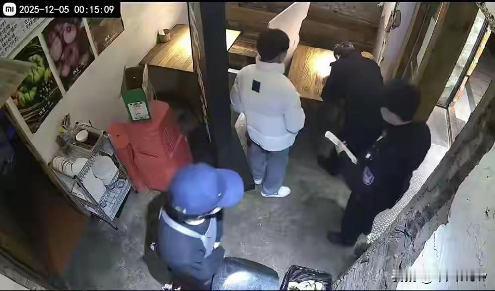 9人溜单留1人买单！这种酒肉朋友，趁早拉黑！
 
12月4日，重庆九龙坡一家云南