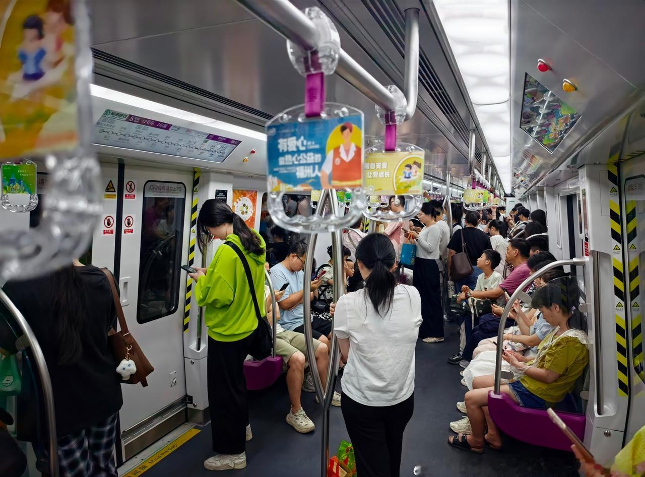 08:07，凤岗里~金山区间客流（荆溪方向，图1）。
08:09-11，金山站出