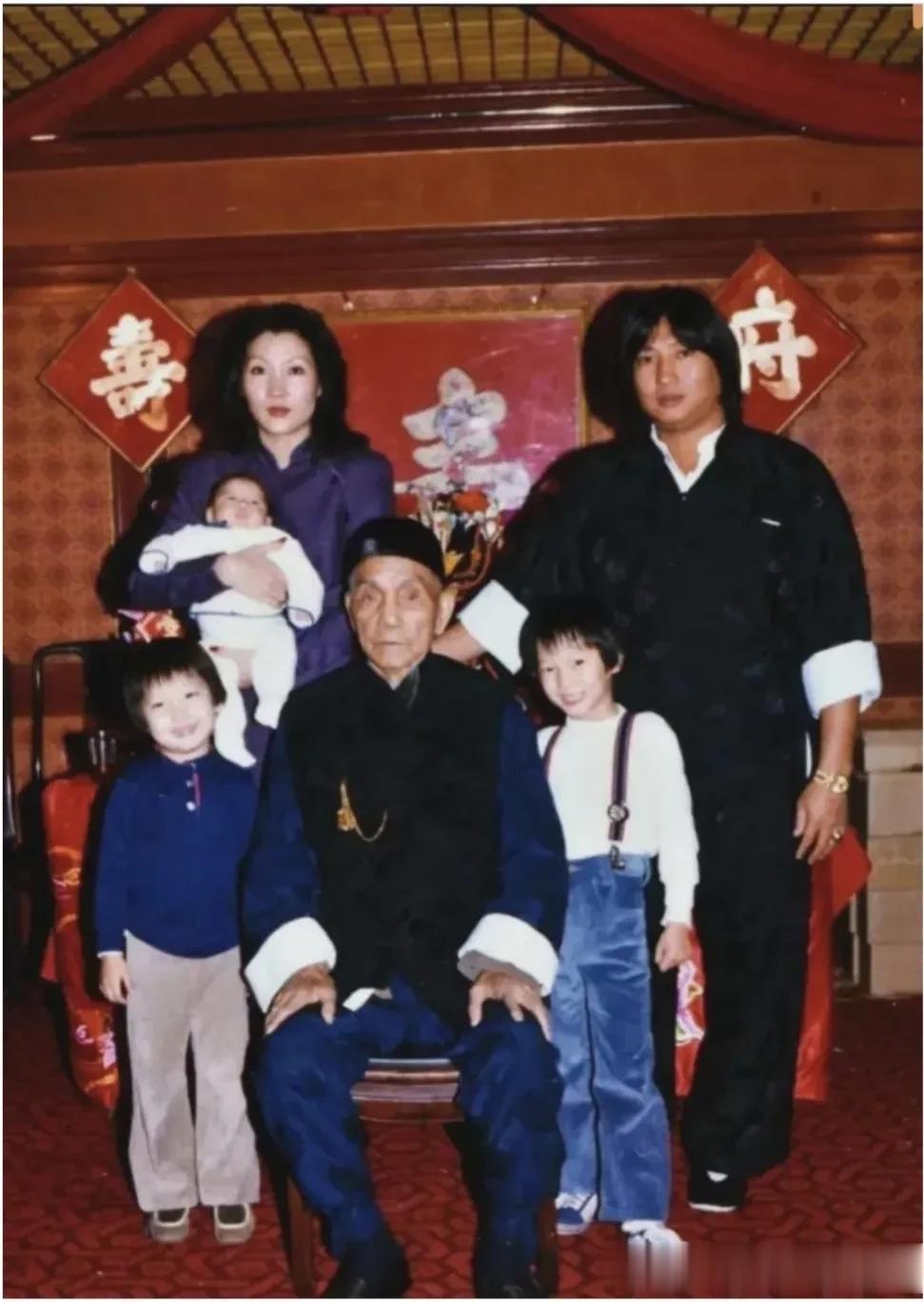 1979年12月，洪金宝为父亲洪钧＊祝寿，这是寿宴上他携妻儿与其父合影留下的一幅