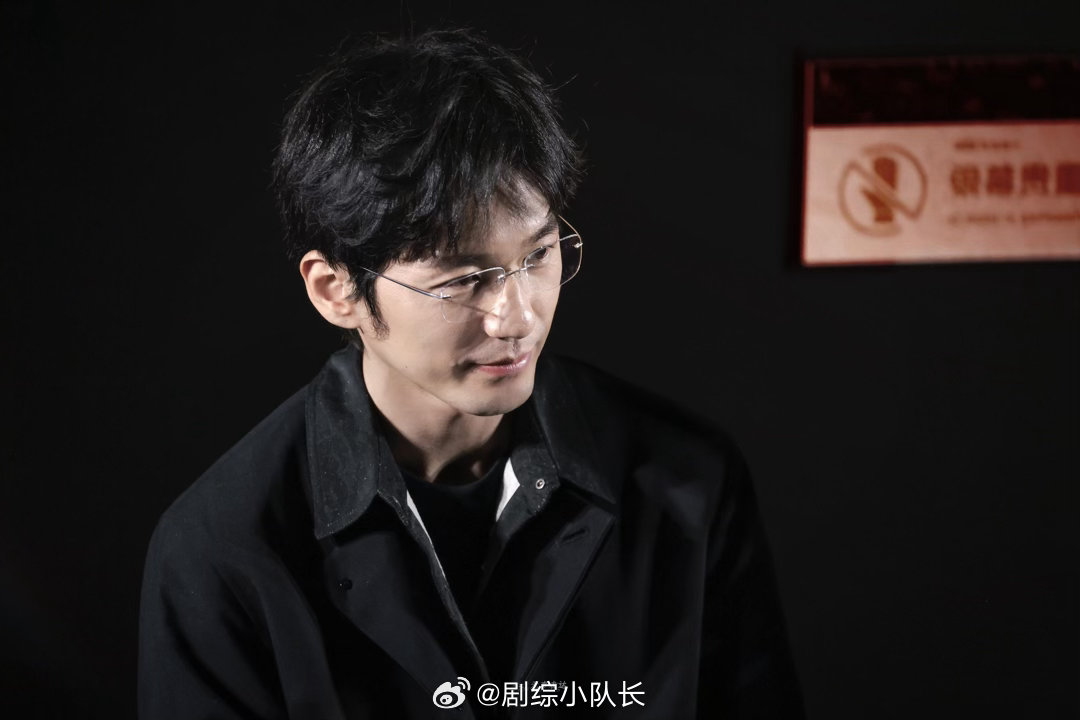 白宇一副眼镜两个daddy白宇还需要人帮他扶眼镜吗 开推的daddy是让人想撩的