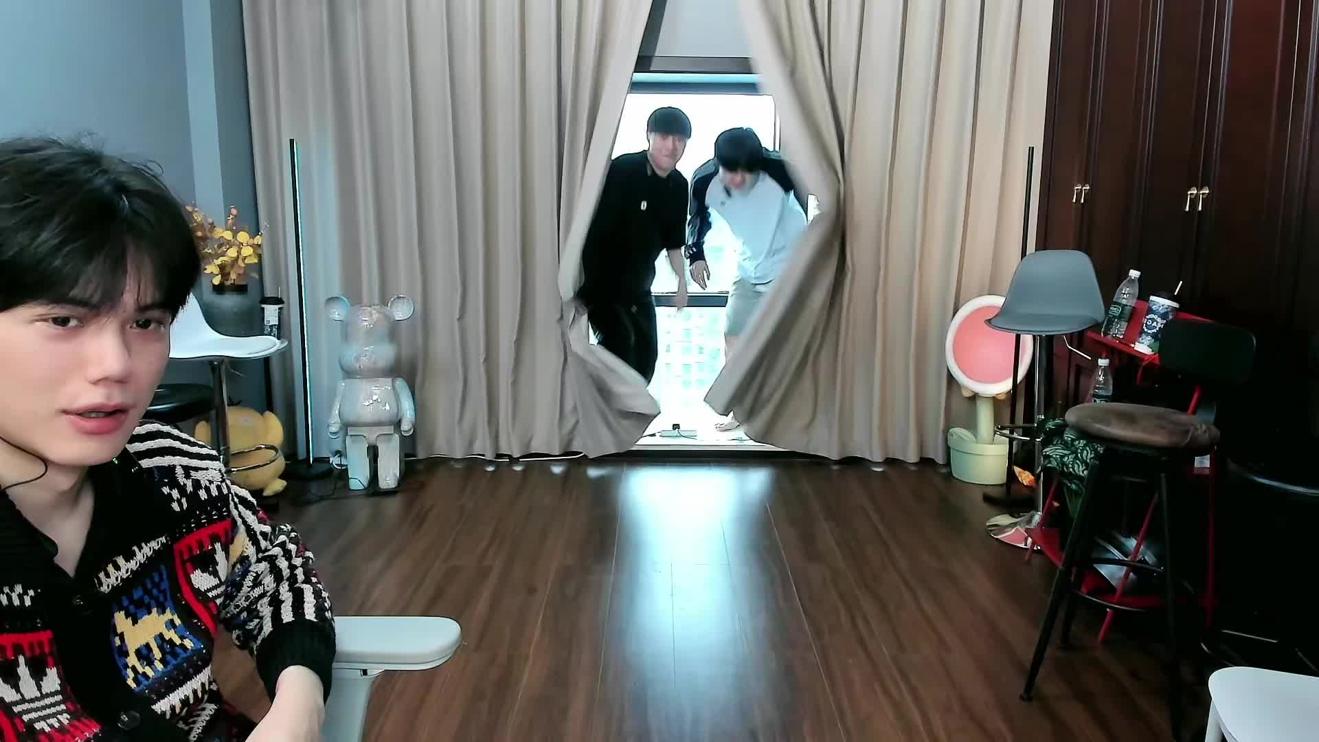 园区跳舞，群魔乱舞