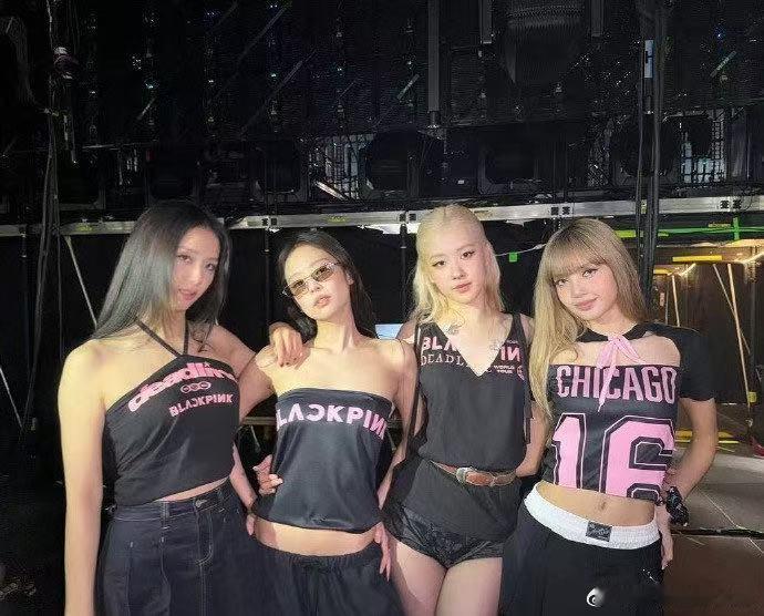 Jennie晒BLACKPINK全员合照 Jennie晒BLACKPINK后台合