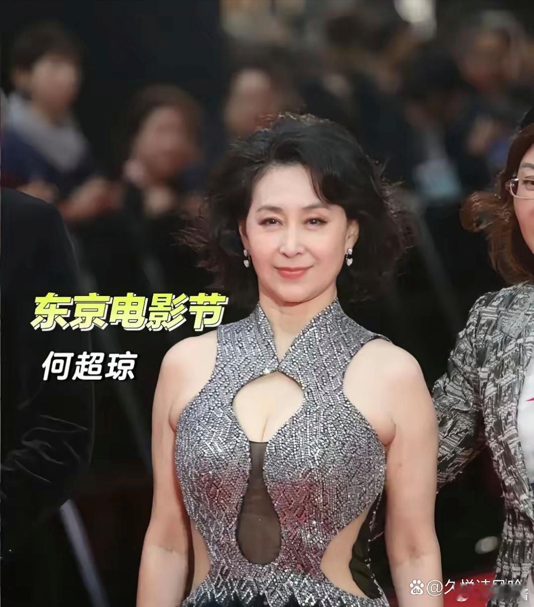 何超琼亮相东京电影节，穿衣打扮美的很高级，又是羡慕许晋亨。到底是到日本参加电影节