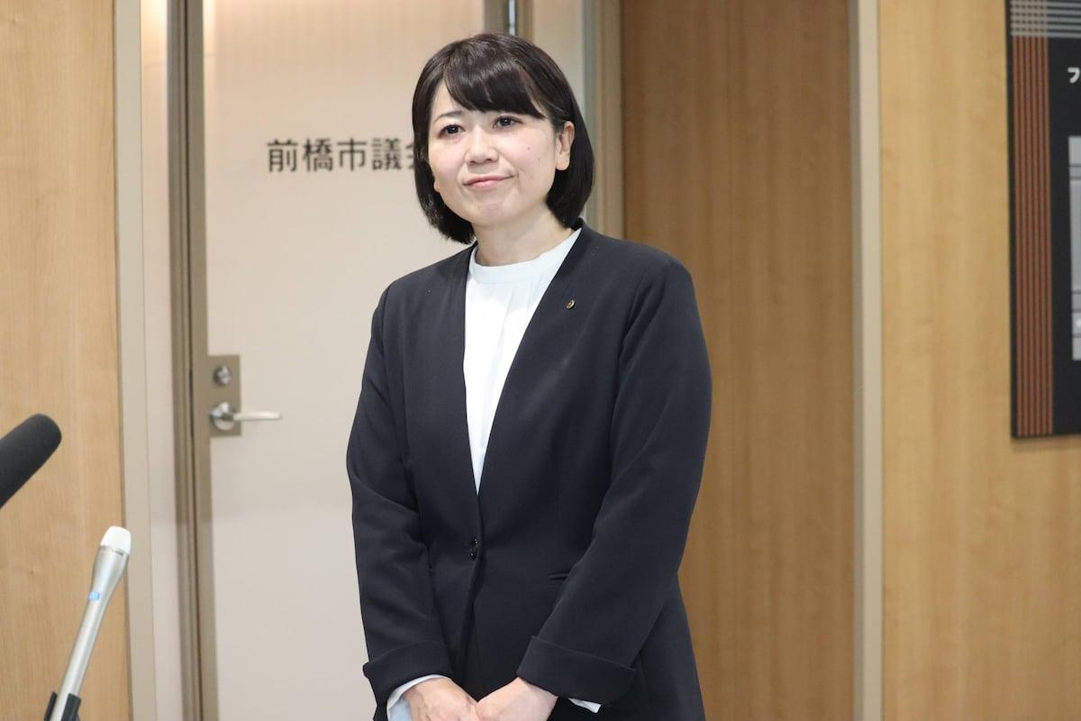 日本群马县前桥市市长小川晶（42岁）近日因与一名已婚男下属多次开房而引发巨大争议