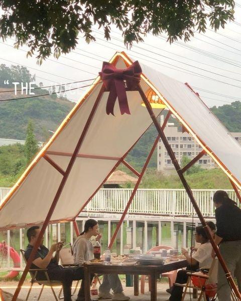 帐篷下的美食时光
📍苏州 火树户外烧烤BBQ
星空下烧烤，帐篷里欢笑，篝火晚会