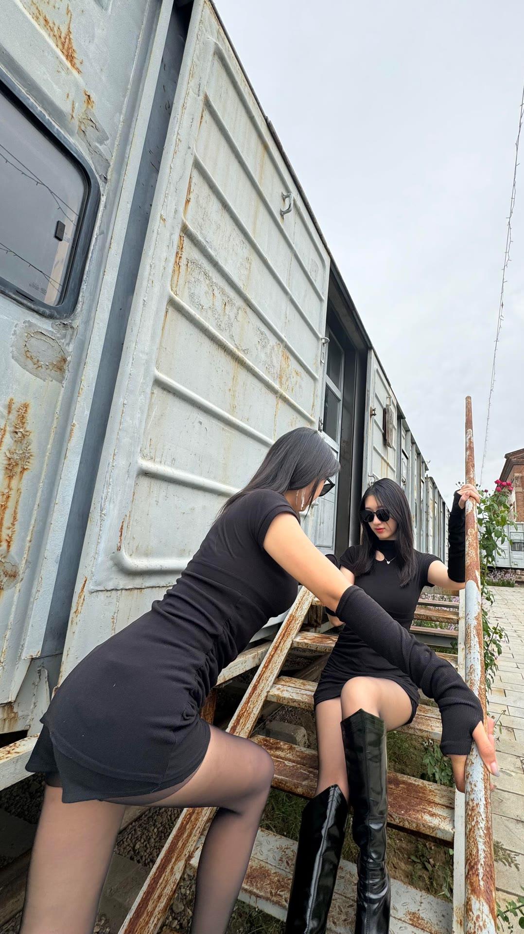 复古工业风穿搭，黑裙黑靴，尽显酷炫！