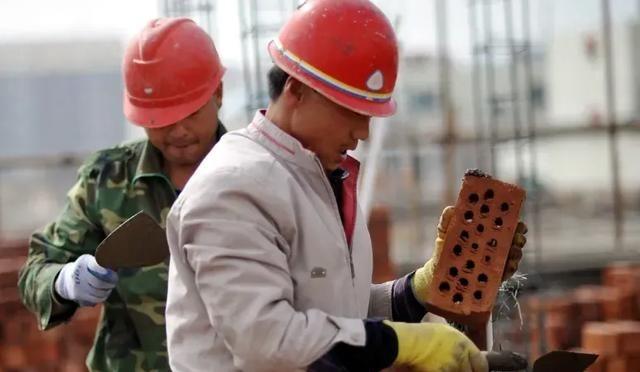在以色列的建筑工地上，有中国工人，也有印度工人：中国工人月收入约5万元，印度工人