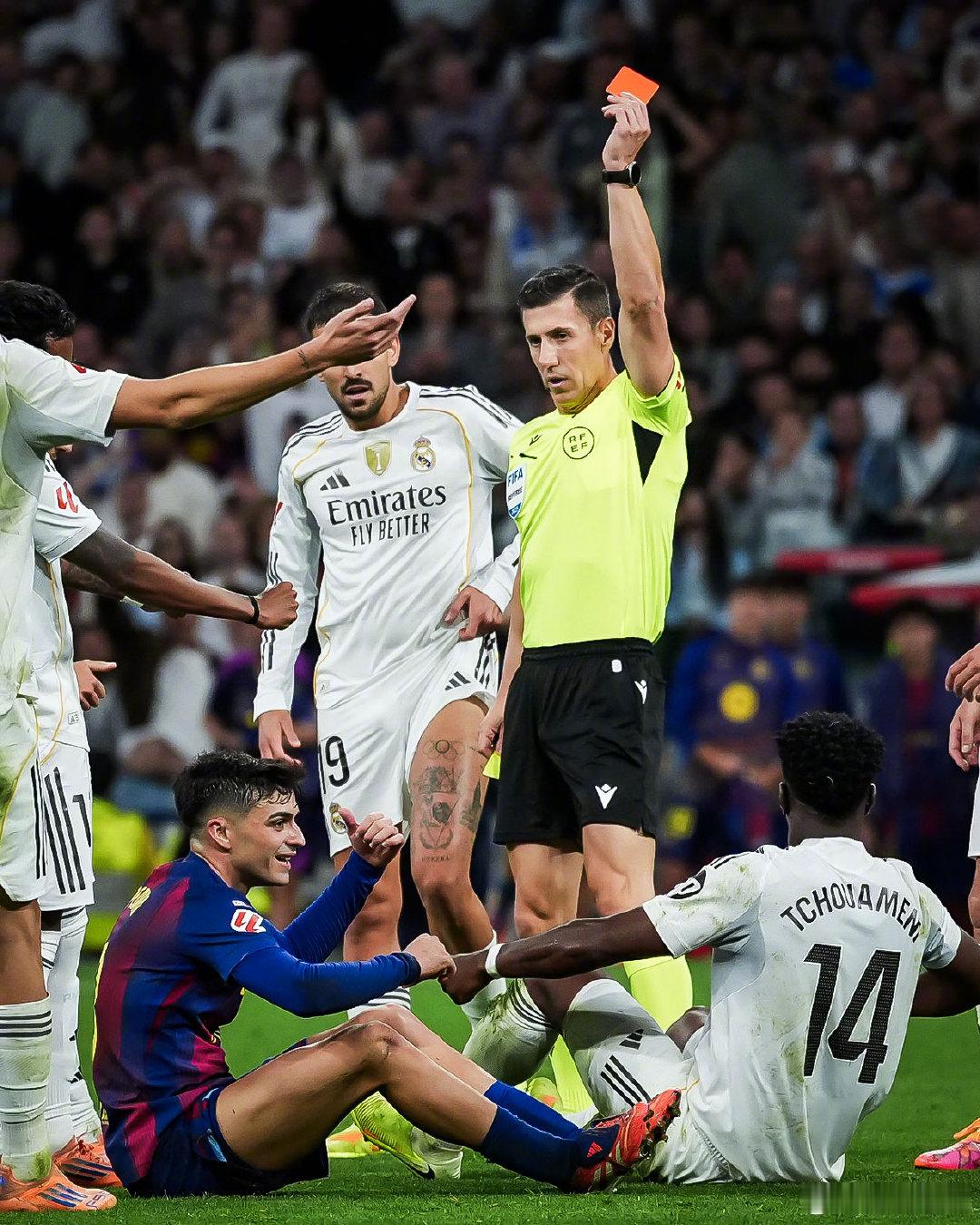 【红牌=休息】《每日体育报》：巴萨中场佩德里在西班牙国家德比中吃到红牌，无缘本周