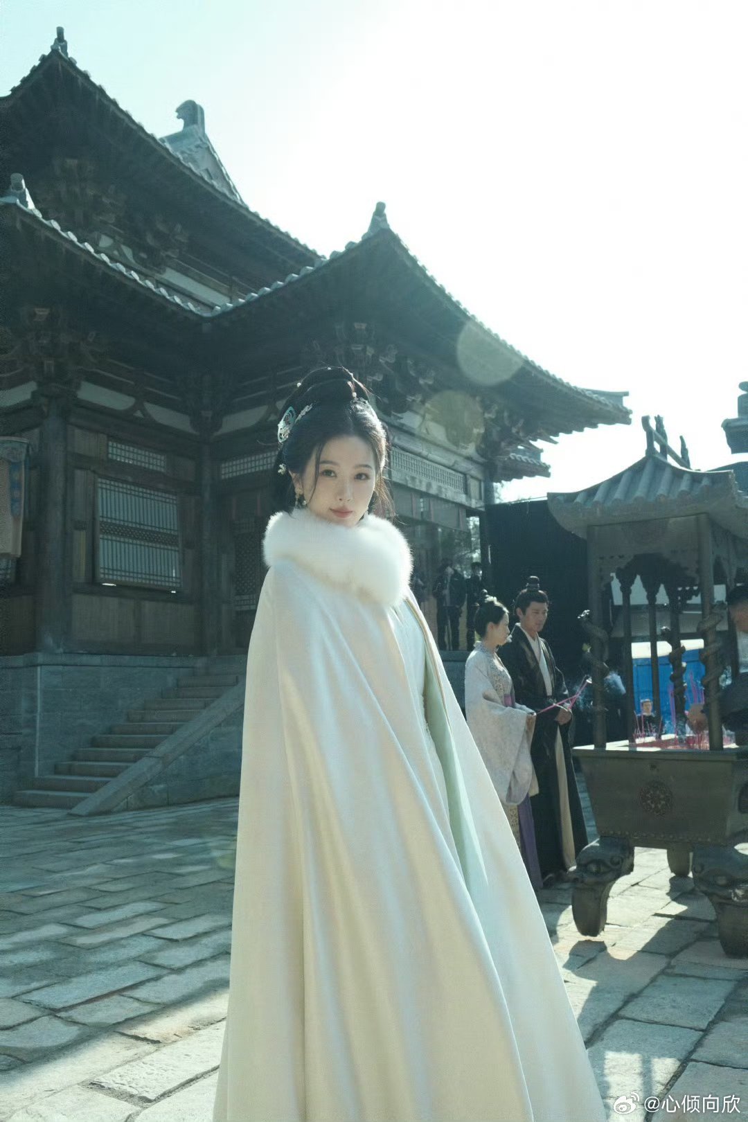 虞书欣云初 ｜虞书欣云初令 "落日溺在云层里银河滑落一片掉进大海里该和你手牵手走