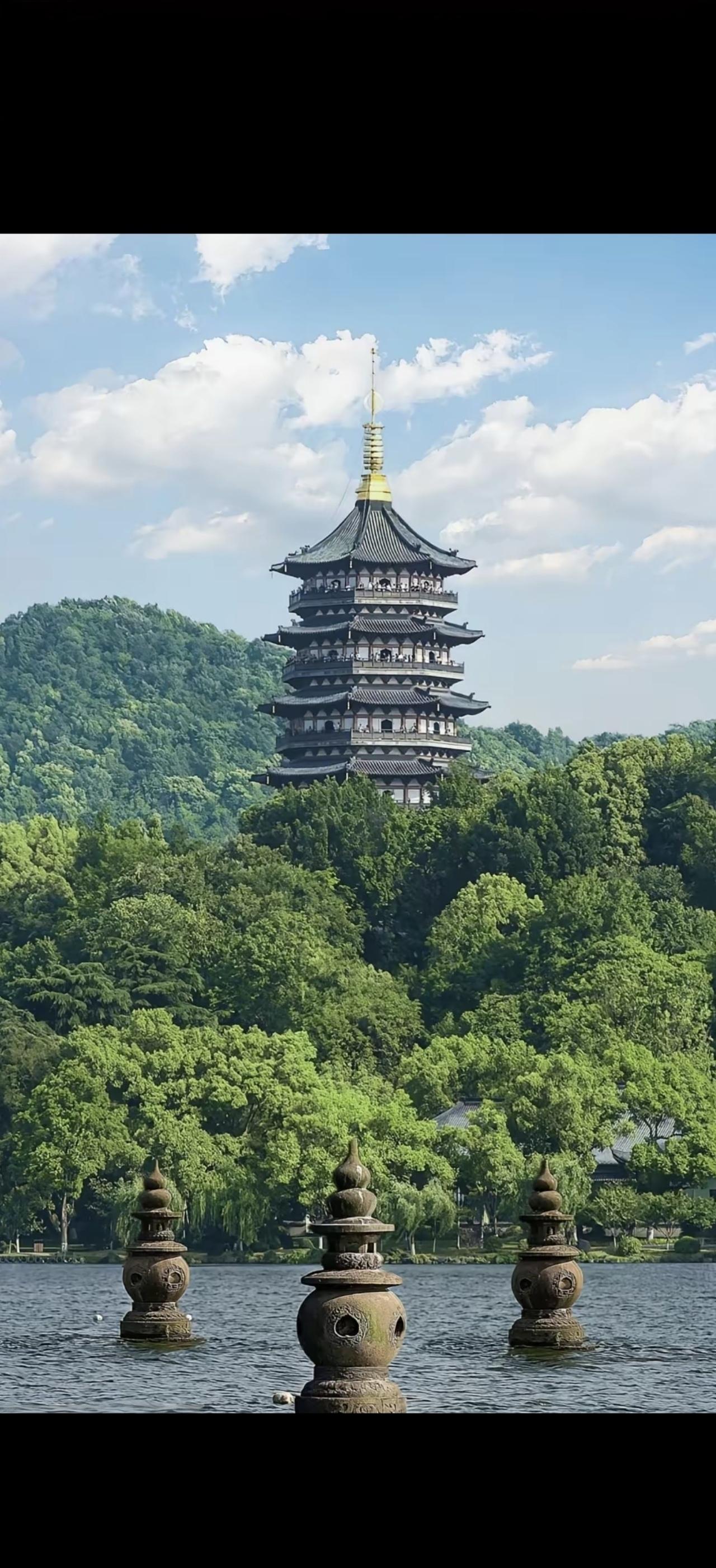 古塔耸立，湖光潋滟，静谧悠然。