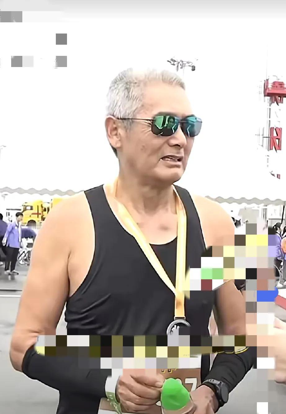 发哥这个年龄了气色真的好，全国各地参加马拉松，一般年轻人也办不到，他肌肉结实，虽