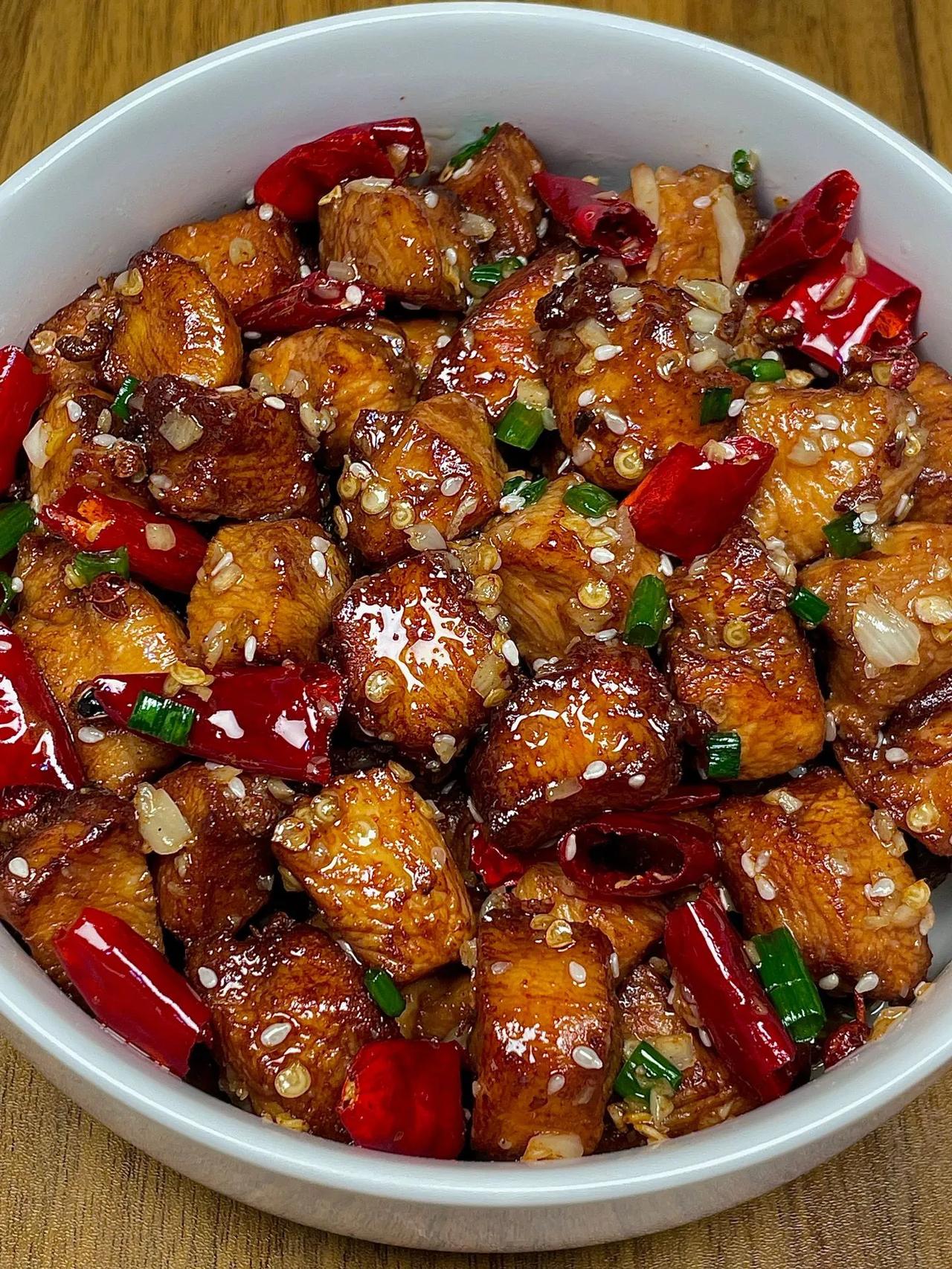 老板娘做了十几年的配方真的巨好吃！
      这道辣子鸡丁真的绝绝子!麻辣鲜香