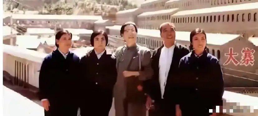 大寨的一张旧合影，能说出他们名字的，都是真正的历史爱好者 