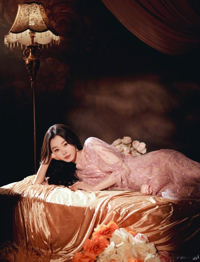 宋轶复古性感尤物宋轶复古性感尤物好诱人！眉眼间自带媚骨天成的韵味，皮肤在柔光下泛