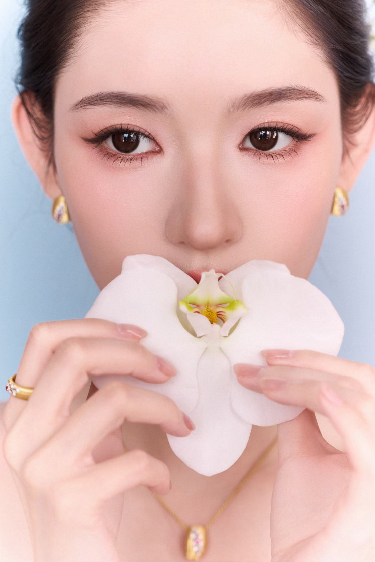 王玉雯一字肩花朵长裙王玉雯苏州活动状态 夸她的时候真的会词穷，因为找不到一个词能