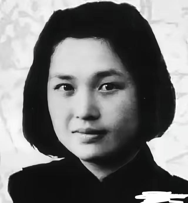 1941年，一个女囚被捕入狱后，监狱长一脸得意，解开衣扣就朝她扑了过去，可是，谁