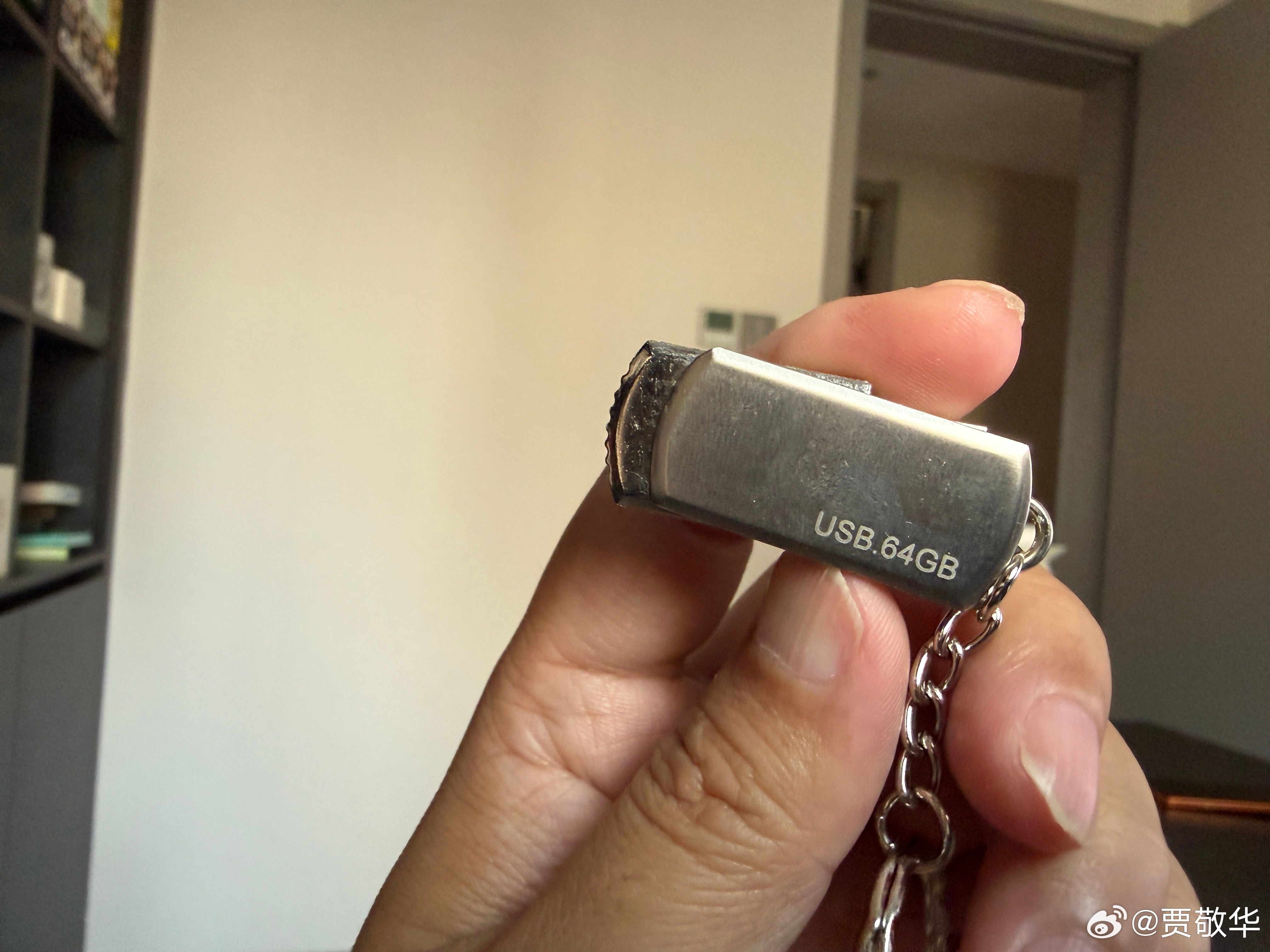 邻居买了个64G的音乐优盘，想复制几首歌曲到优盘中，结果显示存储已满。把优盘插到