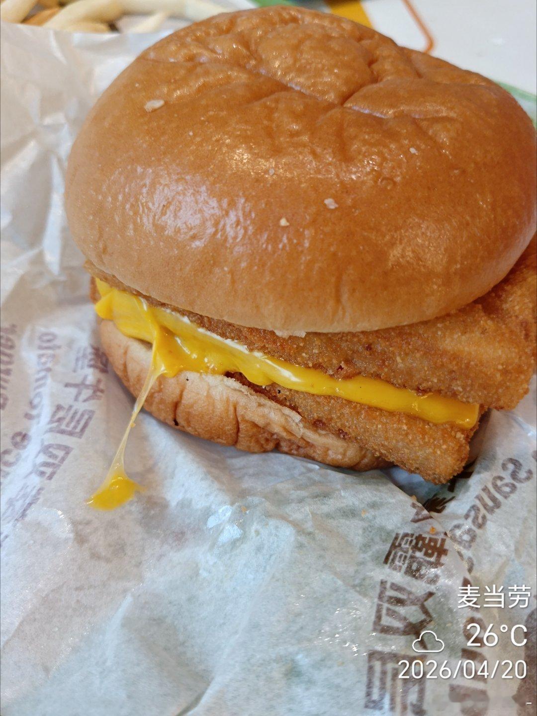 以往每次吃的都是巨无霸牛肉堡，这次点了正常的，不好吃，还是巨无霸牛肉堡好吃！ 深