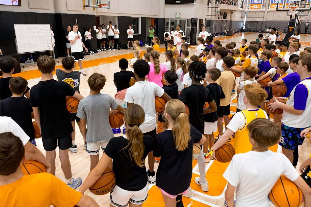 克内克特更新ins动态，庆祝自己首届个人篮球训练营圆满落幕🏀 