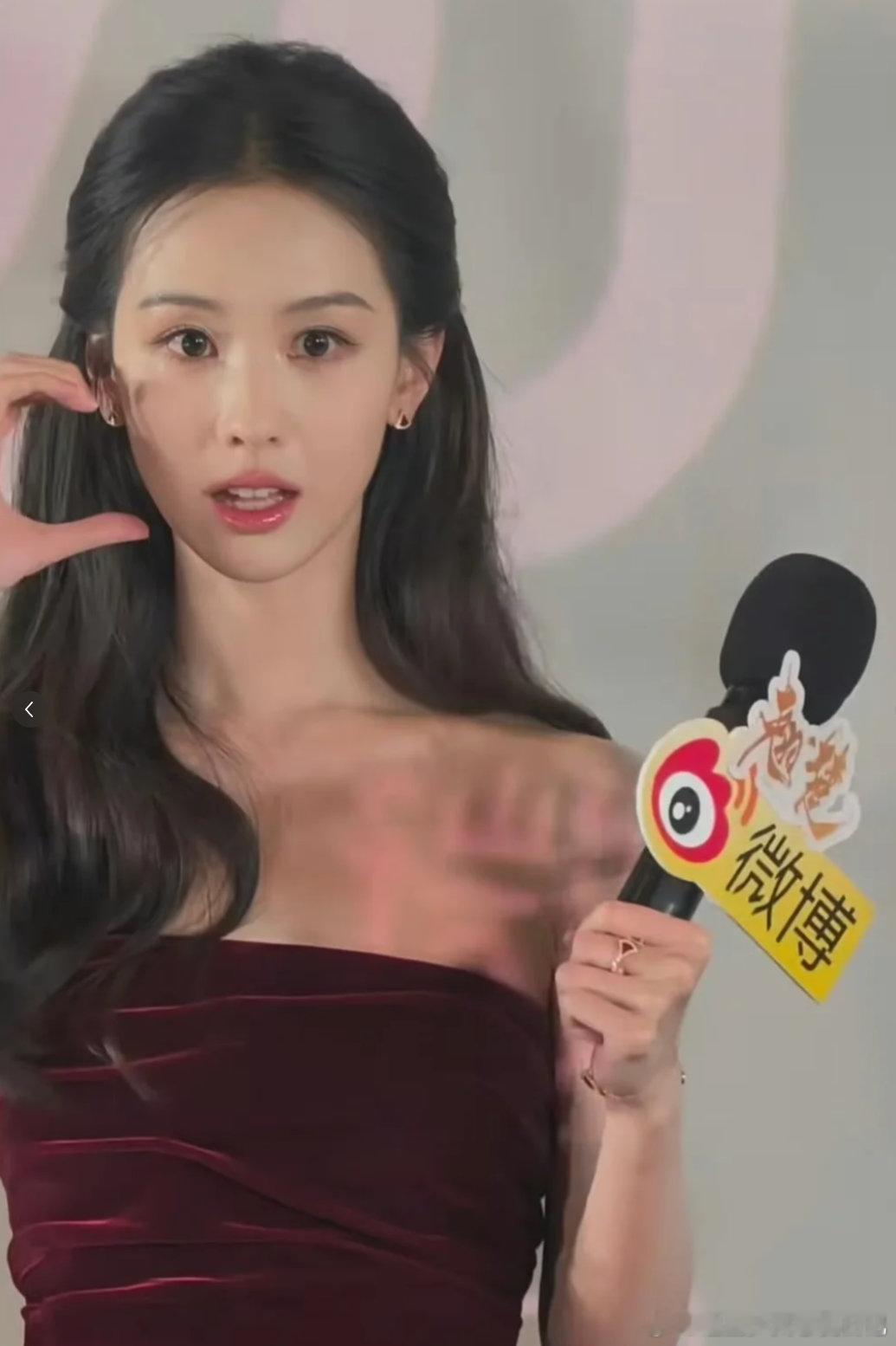 翘楚的CP不好嗑但好笑 猫猫豹豹般的自然互动，比剧本甜一万倍。 