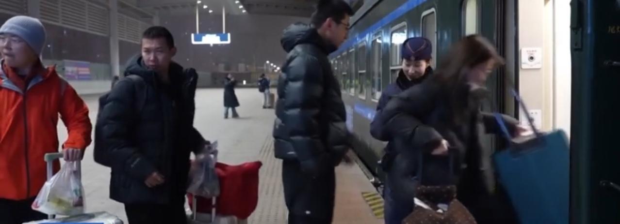 冬日文旅专列带火冰雪游
 
随着特色旅游专列的开行，越来越多游客踏上冰雪之旅。从