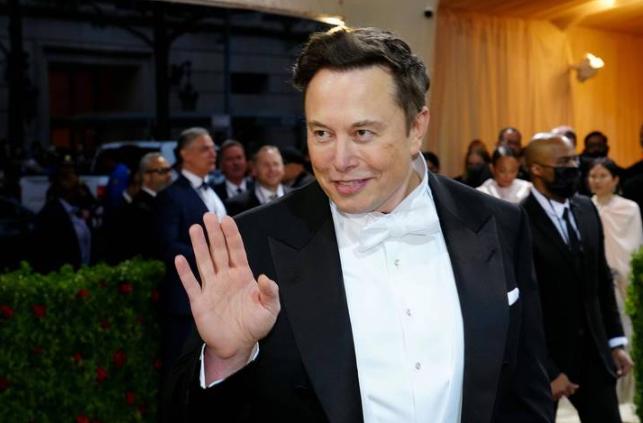 马斯克干了件捅破天的大事：SpaceX上市卷走两万亿美元，他直接成了人类首个万亿