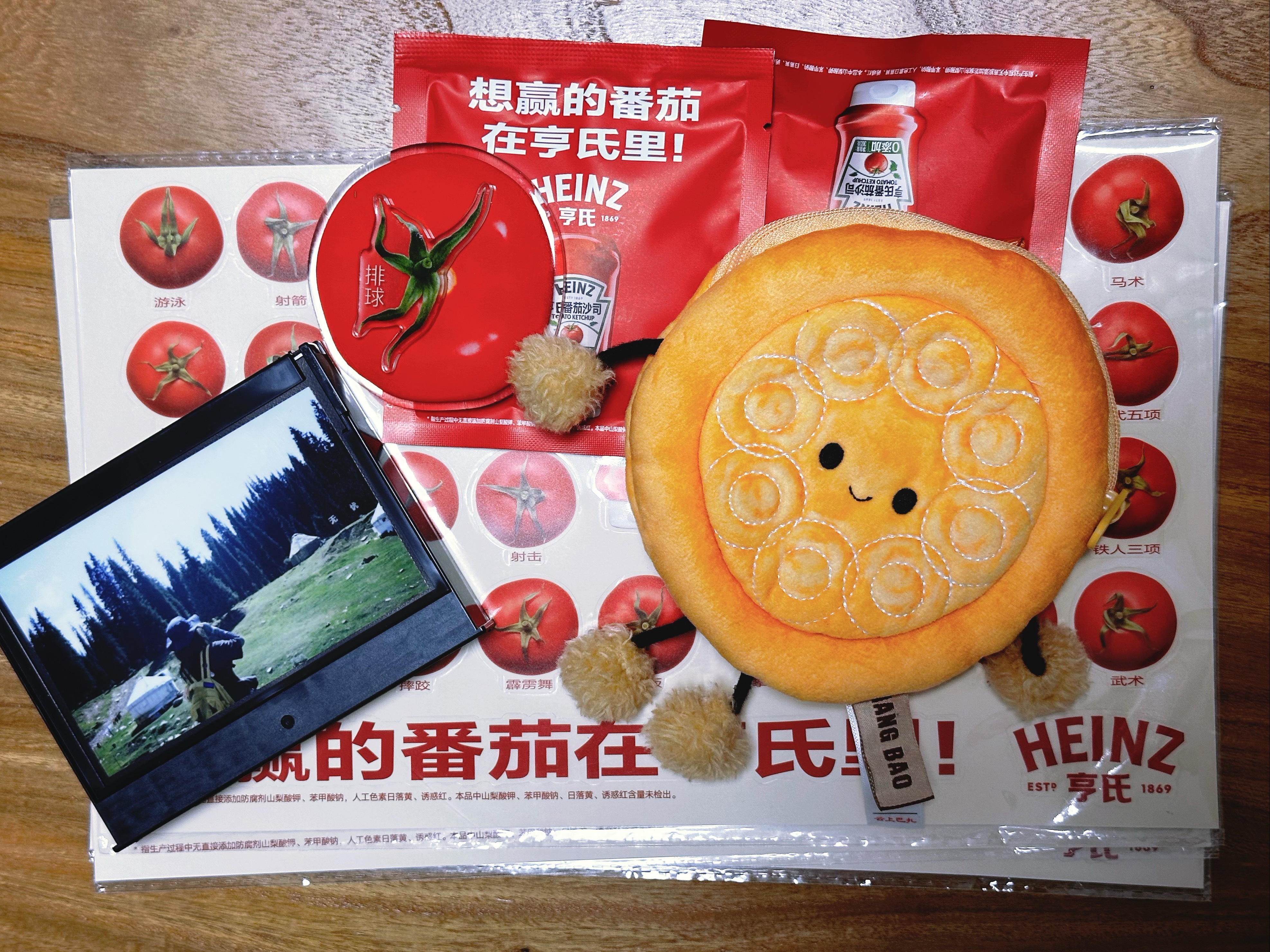 去新疆带回来的纪念品：一个小小馕，节目赞助送的一堆周边，以及给自己出了一堆片😅